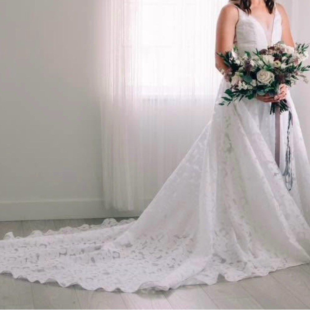 Elegant White Lace Wedding Dress